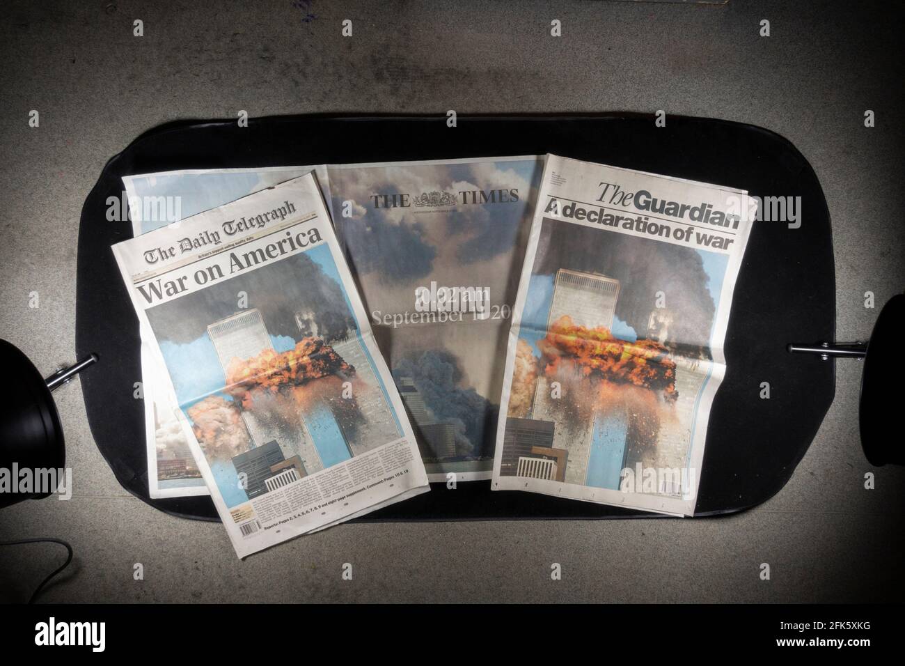 Fotos von Titelseiten der britischen Zeitung nach den Terroranschlägen auf die Vereinigten Staaten am 11. September 2001. Stockfoto