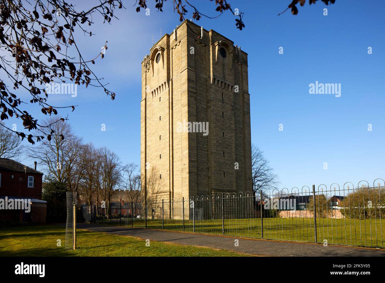 Lincoln, Lincolnshire, East Midlands, Lincoln Waterworks der Westgate-Wasserturm wurde 1911 fertiggestellt, um Wasser aus Bohrlöchern von Elkesley zu speichern Stockfoto