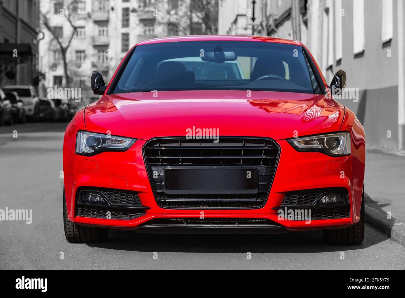 Rotes Luxusauto, das auf der Stadtstraße geparkt ist Stockfoto Rotes Luxusauto, das auf der Stadtstraße geparkt ist Stockfoto