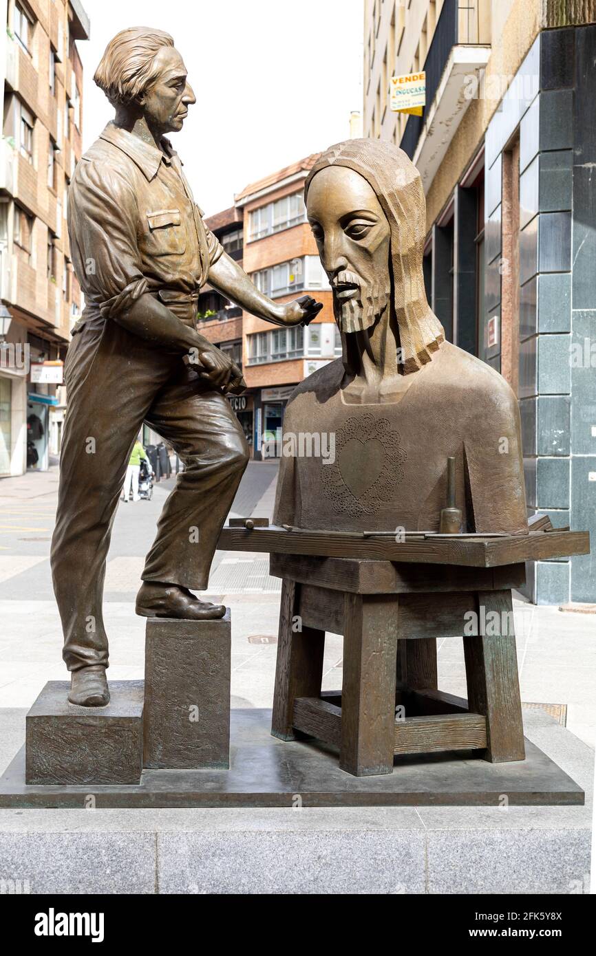 PALENCIA, SPANIEN - 31. März 2021: Skulptur zu Ehren des Palencia-Bildhauers Victorio Macho für seinen Tod, wo man ihn an einer Figur arbeiten sehen kann Stockfoto
