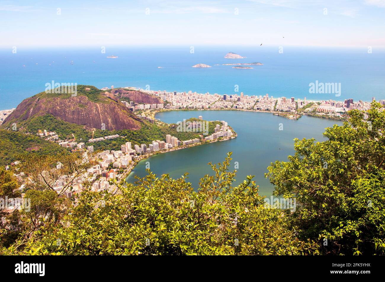 Panoramablick auf die Stadt, ihre Häuser und die Natur. Rio de Janeiro, Brasilien. Stockfoto