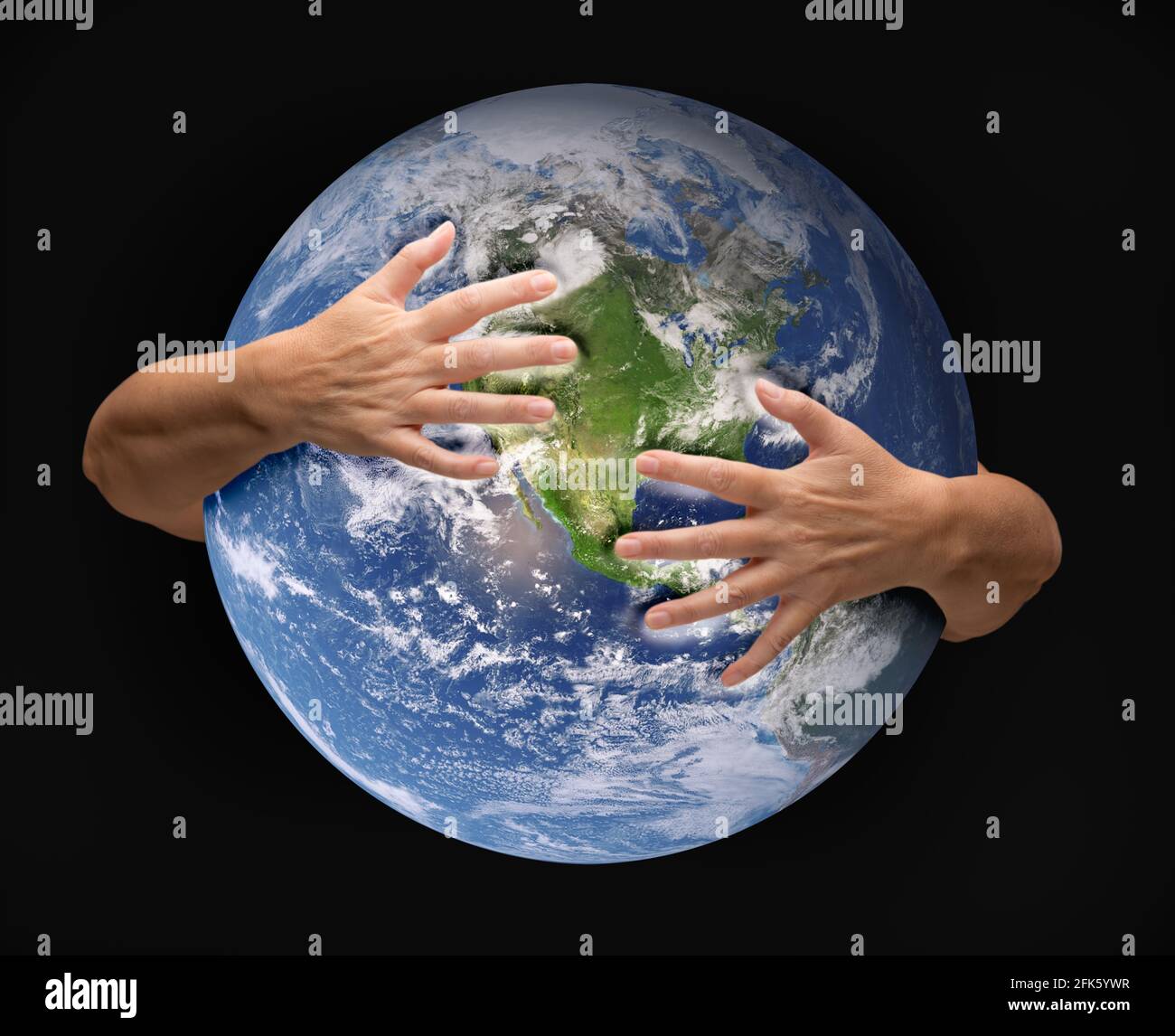 Menschliche Arme umarmen und nähren den Planeten Erde. Stockfoto