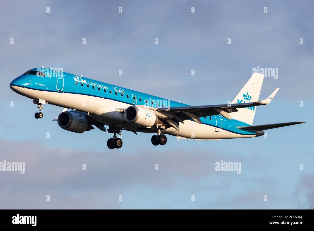 AMSTERDAM, NIEDERLANDE – 12. September 2020: KLM (KL / KLM) nähert sich dem Flughafen Amsterdam Schiphol (EHAM/AMS) mit einem Embraer E190 (PH-EZK/19000326). Stockfoto