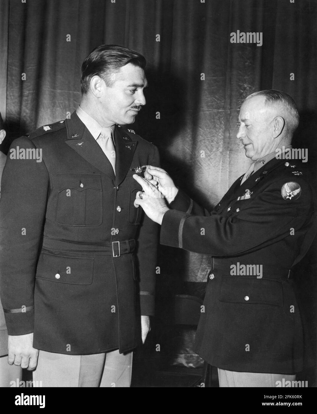 OBERSTLEUTNANT CLARK GABLE erhält die Gunners Silver Wings von Colonel W.A. MAXWELL, Kommandant der Army Air Forces Flexible Gunnery School im Tyndall Field, Panama City, Florida, bei der Abschlussfeier für die Klasse 43-1 am 6. Januar 1943 Stockfoto