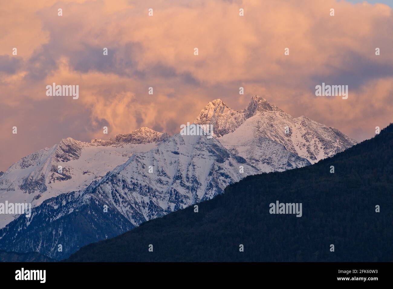 Verrayes, Aostatal (Italien): Die Dames de Challand (Becca Torché, Becca di Vlou) bei Sonnenuntergang. Stockfoto