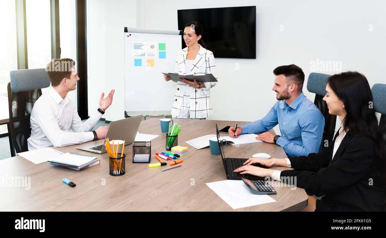 Geschäftsleute arbeiten zusammen. Das Team hört dem Vorgesetzten bei einem Geschäftsgespräch zu Stockfoto