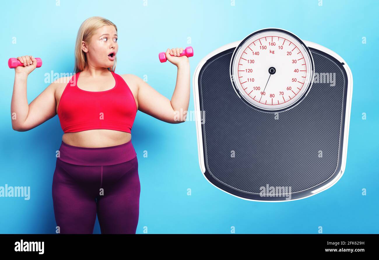 Fat Mädchen tut Fitness-Studio, aber ist besorgt, weil sie nicht ihr Gewicht zu verringern. Cyan Hintergrund Stockfoto