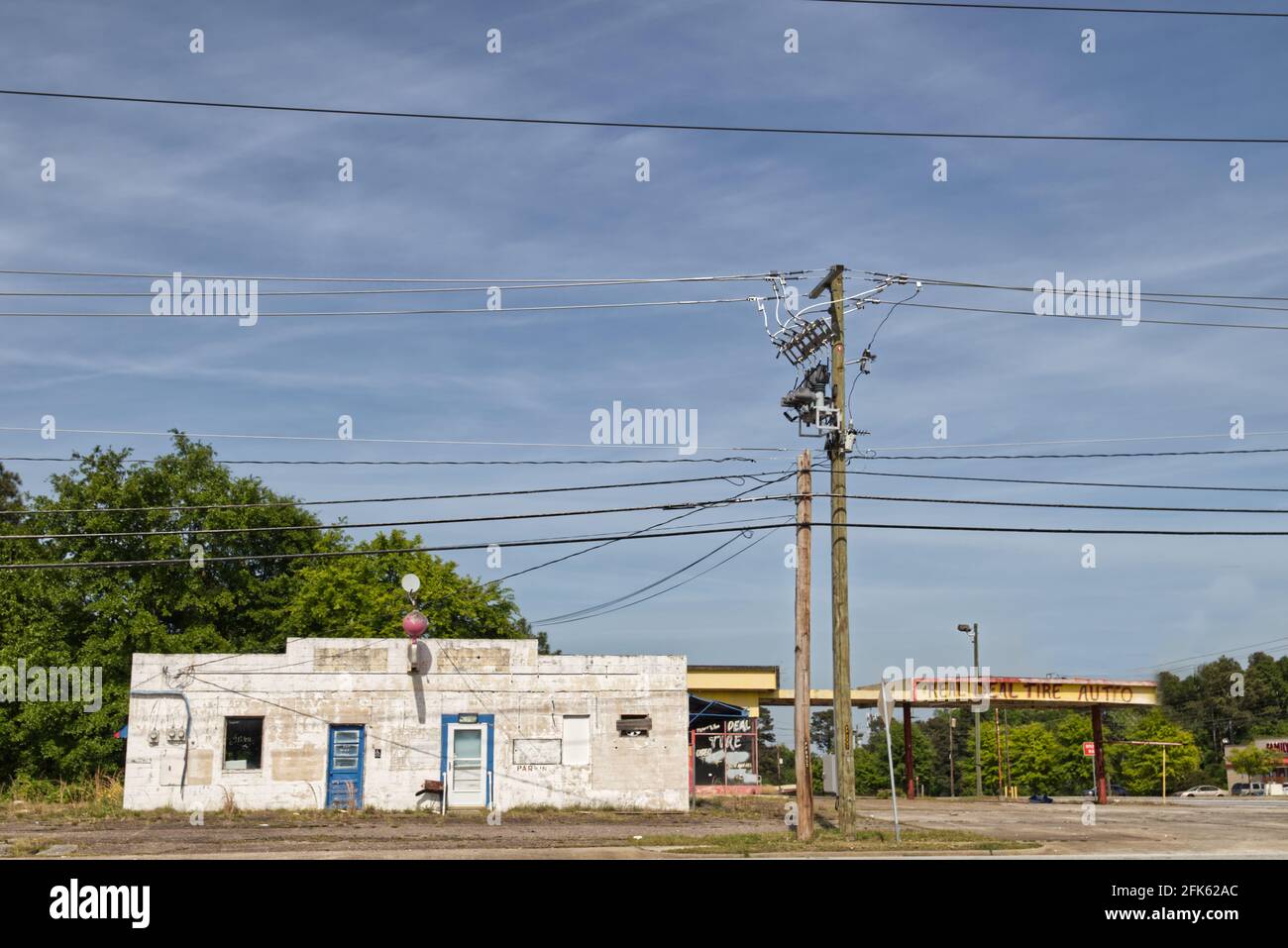 Augusta, GA USA - 04 27 21: Alte alte alte, heruntergekommene Tankstelle aus den 70er Jahren - Deans Bridge Road Stockfoto