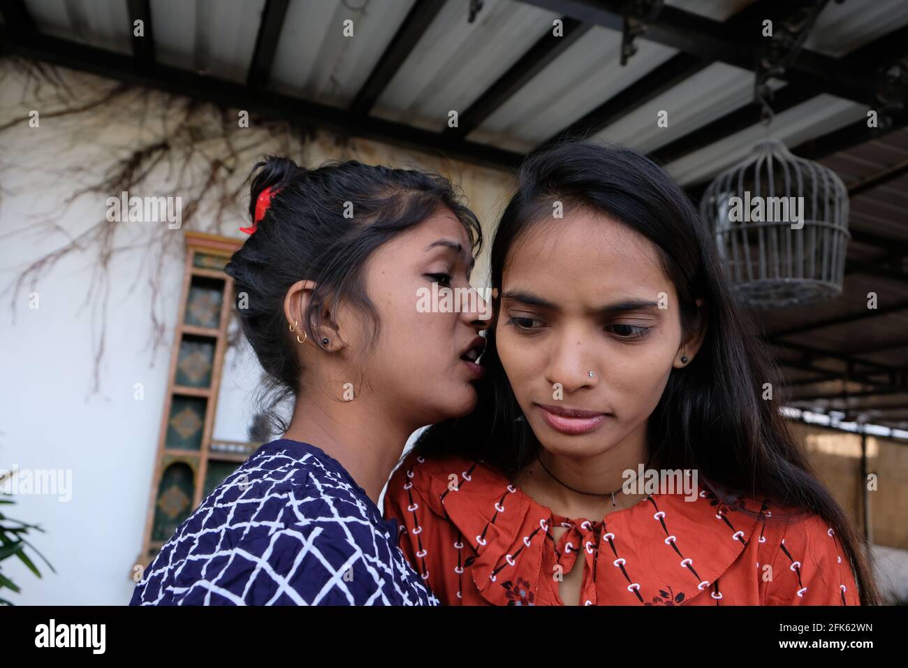 Junge indische Frau erzählt ihrem Freund ein Geheimnis Stockfoto