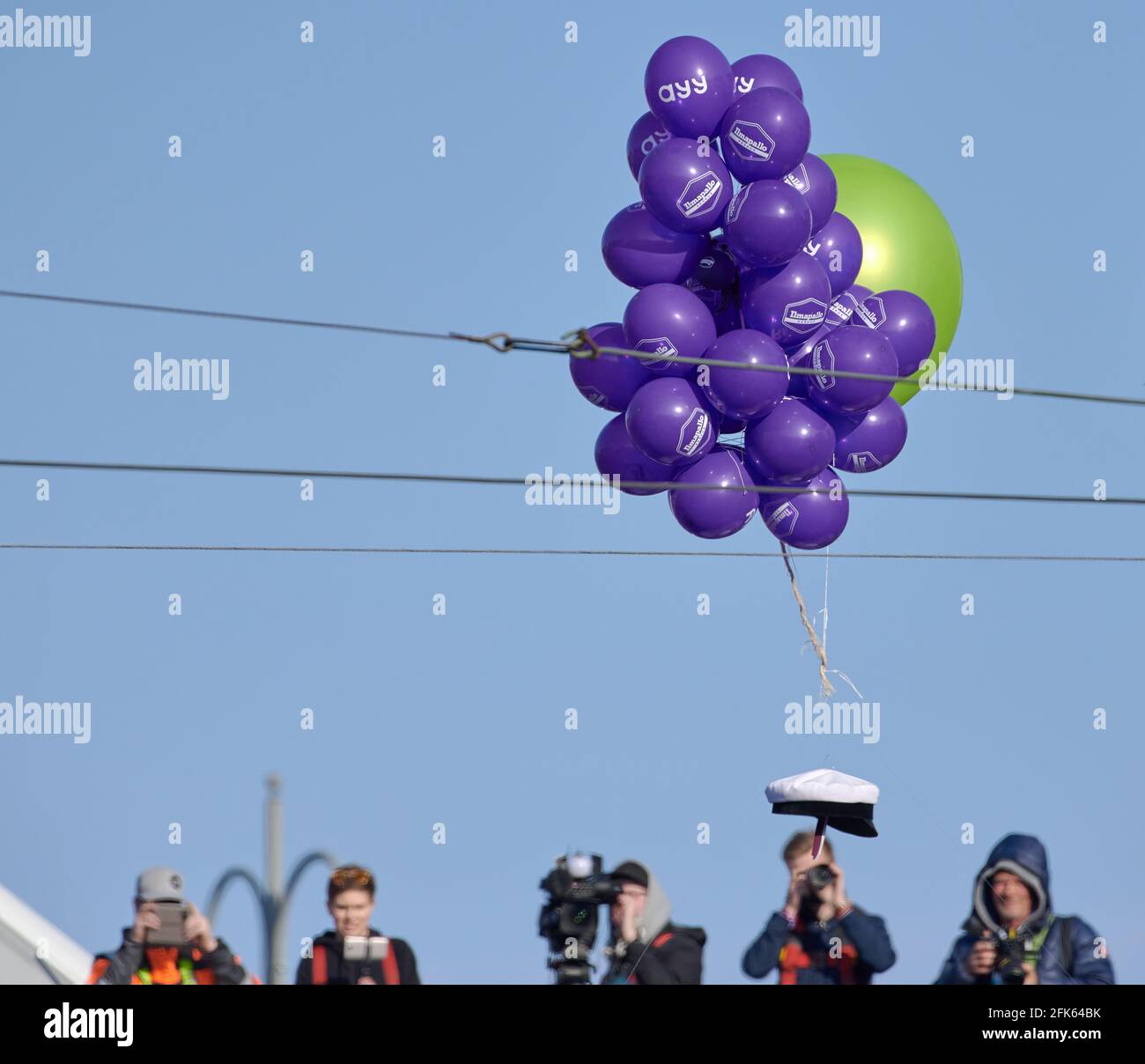 Helsinki, Finnland - 30. April 2019: Studentenmütze, die mit Luftballons geflogen ist, wird als Highlig auf der Havis Amanda-Statue im Zentrum von Helsinki platziert Stockfoto