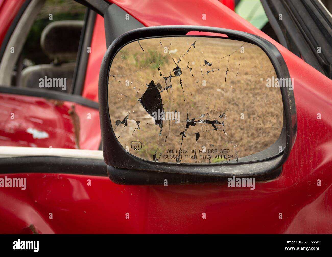 Gebrochener Seitenspiegel auf verlassem Auto Stockfoto