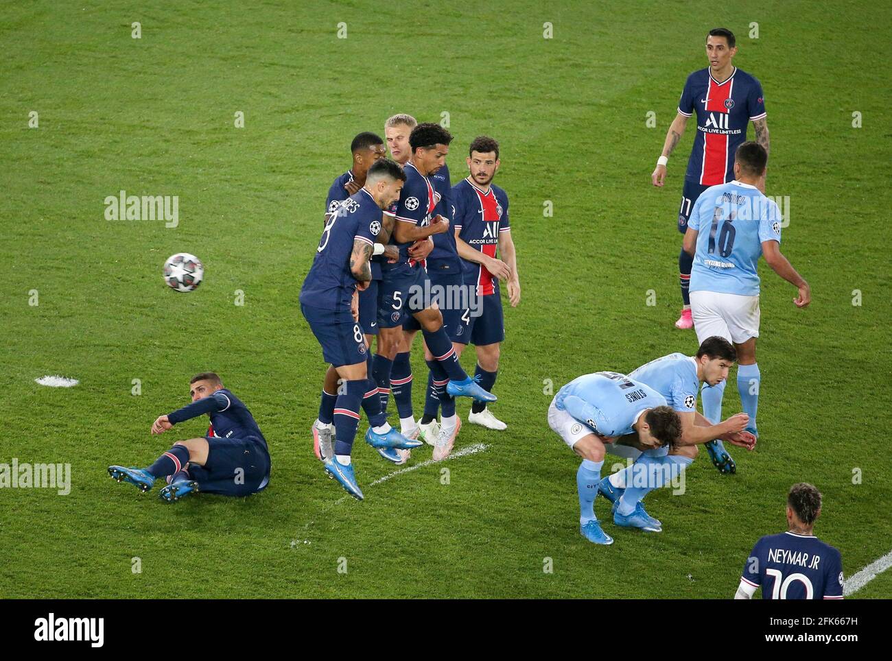 Paris, Frankreich. April 2021. PSG räumt ein Tor auf einen Freistoß von ...