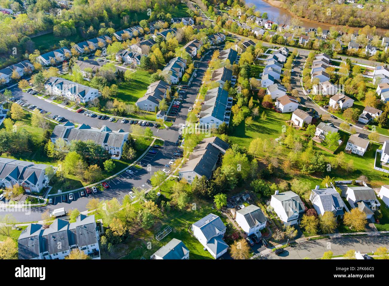 Luftaufnahme von Wohnhäusern Nachbarschaftskomplex in Vorstadtwohnungen Entwicklung Stockfoto