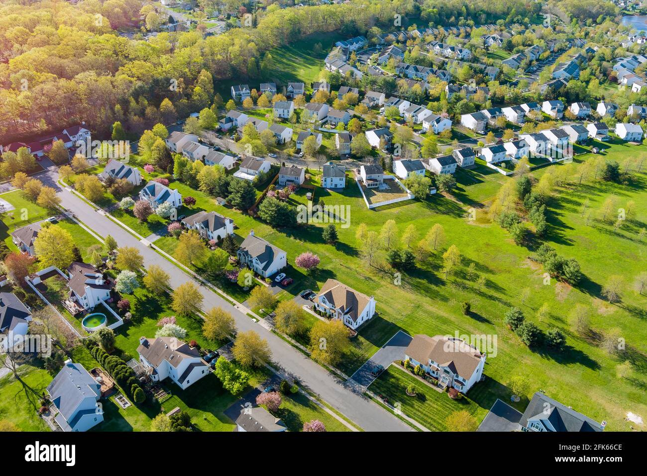 Luftaufnahme von Wohnhäusern Nachbarschaftskomplex in Vorstadtwohnungen Entwicklung Stockfoto