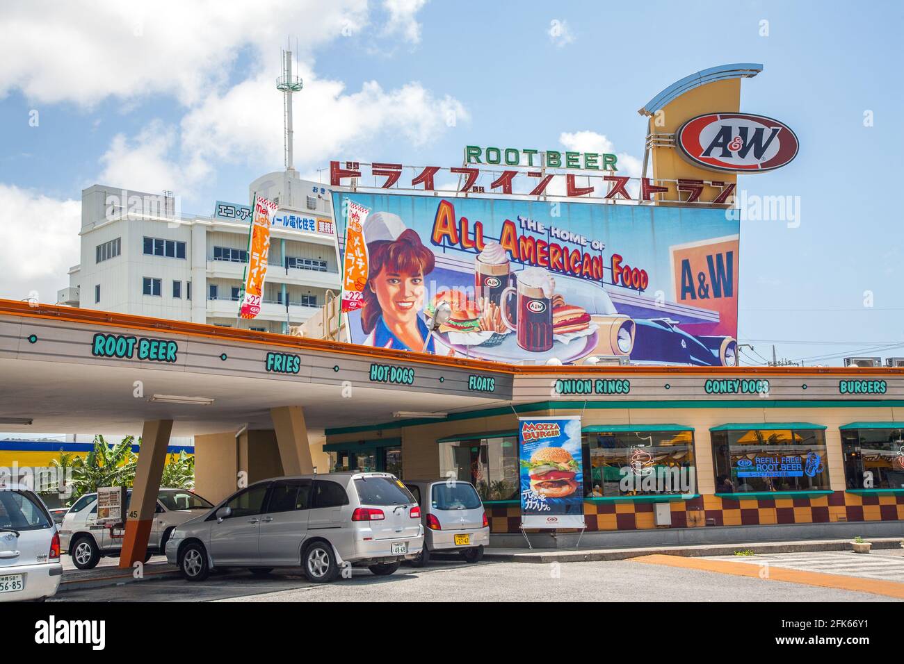 Autos parkten am Drive-in der fünfziger Jahre, Retro-Stil A&W Fast-Food-Restaurant in Naha, Okinawa, Japan Stockfoto