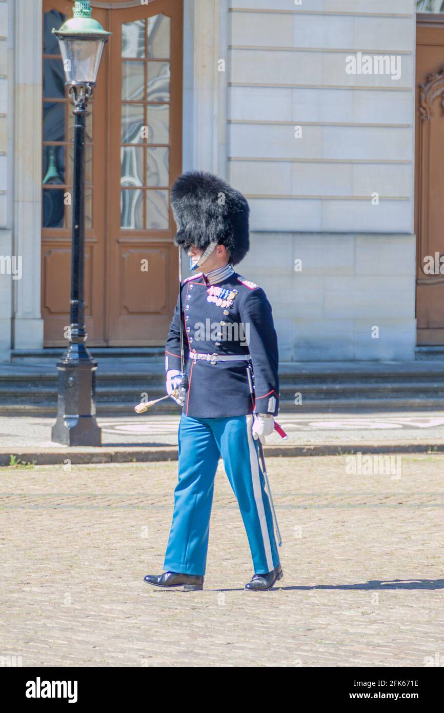 KOPENHAGEN, DÄNEMARK - 26. AUGUST 2016: Wachwechsel auf dem Amalienborg-Schlossplatz in Kopenhagen, Dänemark Stockfoto