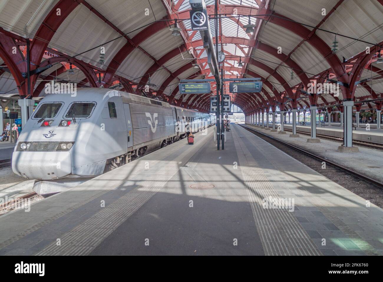 MALMÖ, SCHWEDEN - 27. AUGUST 2016: Bahnsteig des Hauptbahnhofs in Malmö, Schweden Stockfoto