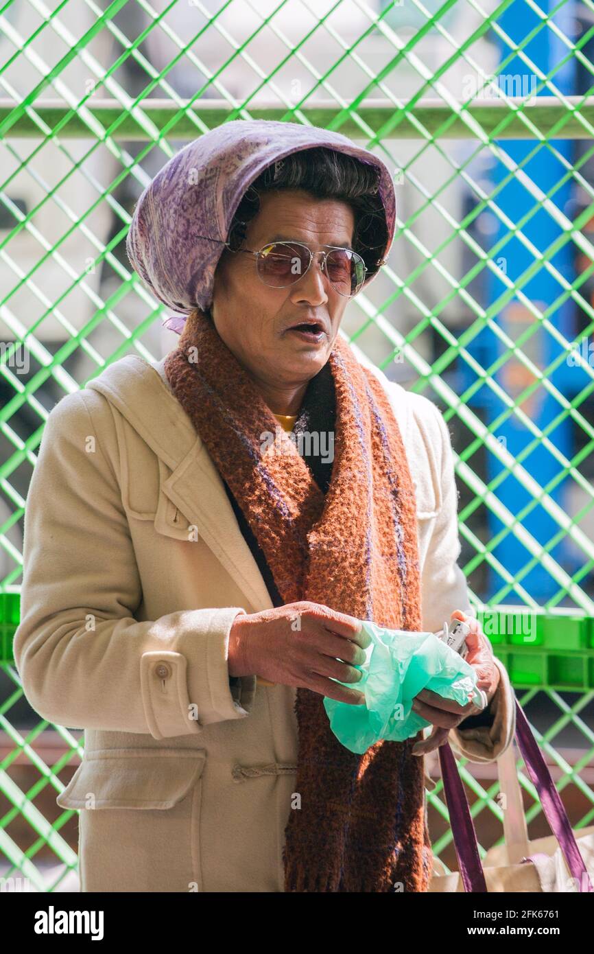 Japanischer männlicher Crossdresser am Bahnhof Shinjuku, Tokio, Japan Stockfoto