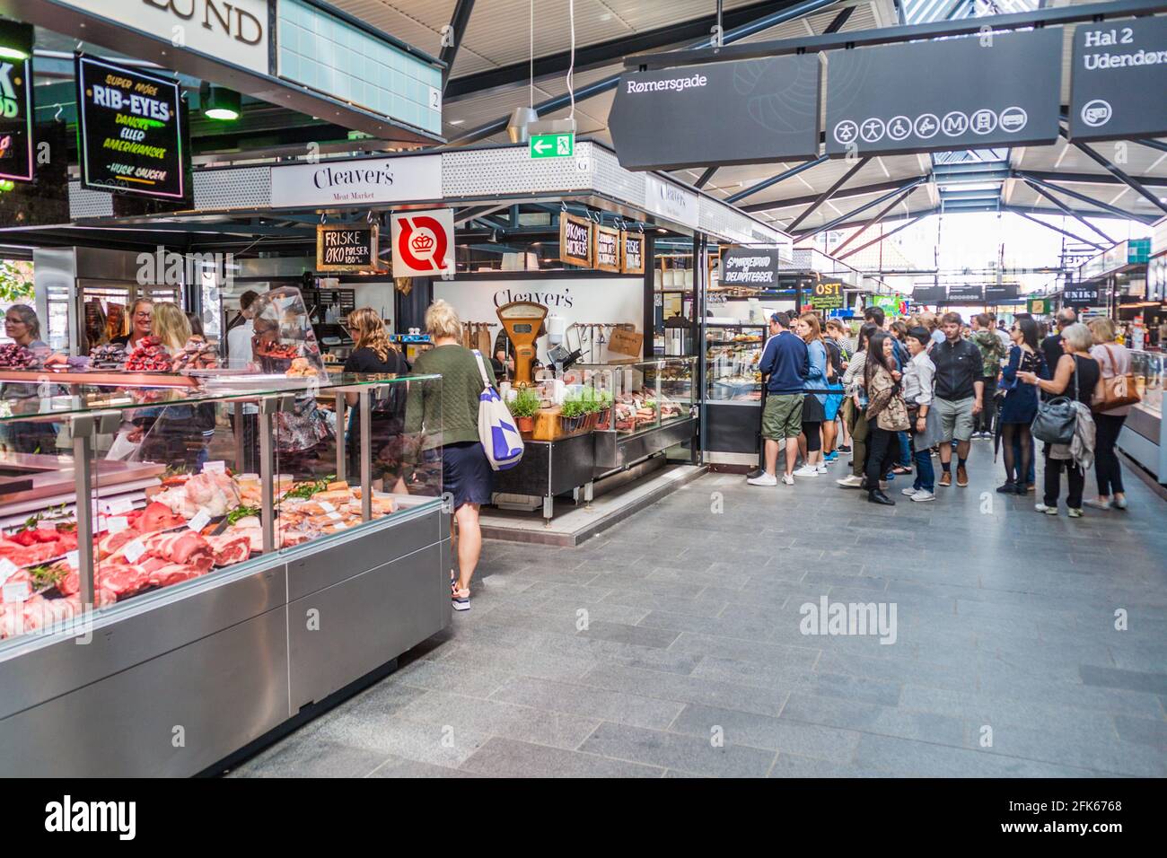 KOPENHAGEN, DÄNEMARK - 28. AUGUST 2016: Innenansicht des Torvehallerne-Lebensmittelmarktes im Zentrum von Kopenhagen. Stockfoto