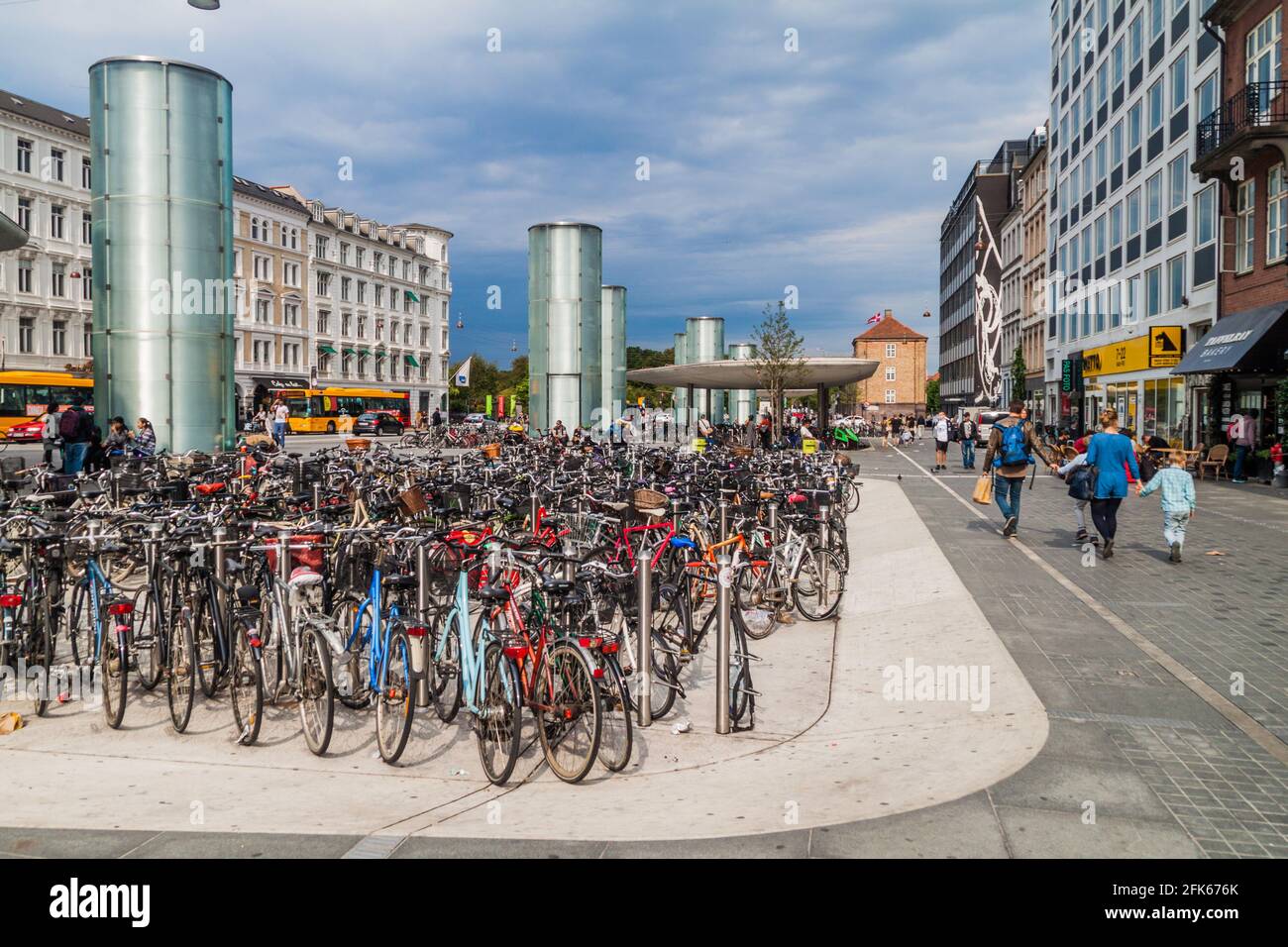 KOPENHAGEN, DÄNEMARK - 28. AUGUST 2016: Reihen von Fahrrädern bei Norreport in Kopenhagen Stockfoto