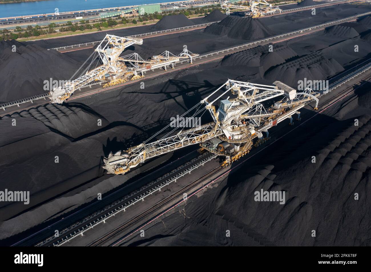 Luftaufnahme von Kohleförderern und Kohlevorräten, Hafen von Newcastle, Australien. Stockfoto