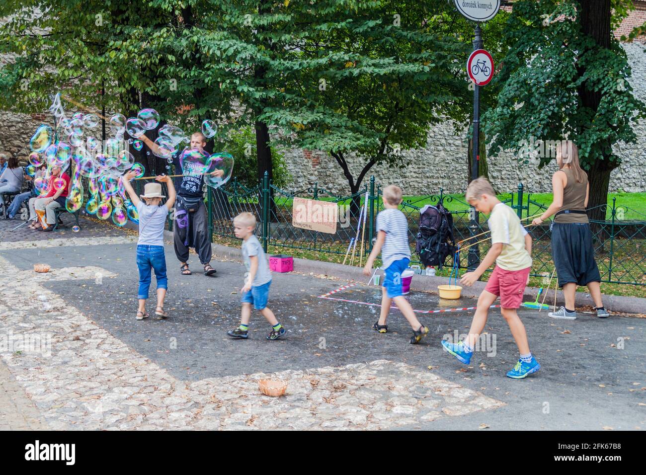 KRAKAU, POLEN - 3. SEPTEMBER 2016: Kinder spielen mit Blasen in der Nähe von Florians Tor in Krakau. Stockfoto