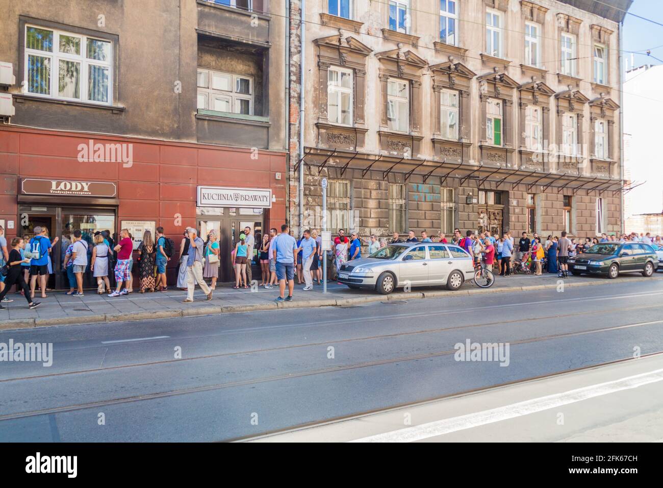 KRAKAU, POLEN - 4. SEPTEMBER 2016: Im Lody na Starowislnej, dem berühmten Eiscafé in Krakau, Polen, warten die Menschen in einer Schlange auf ein Eis. Stockfoto