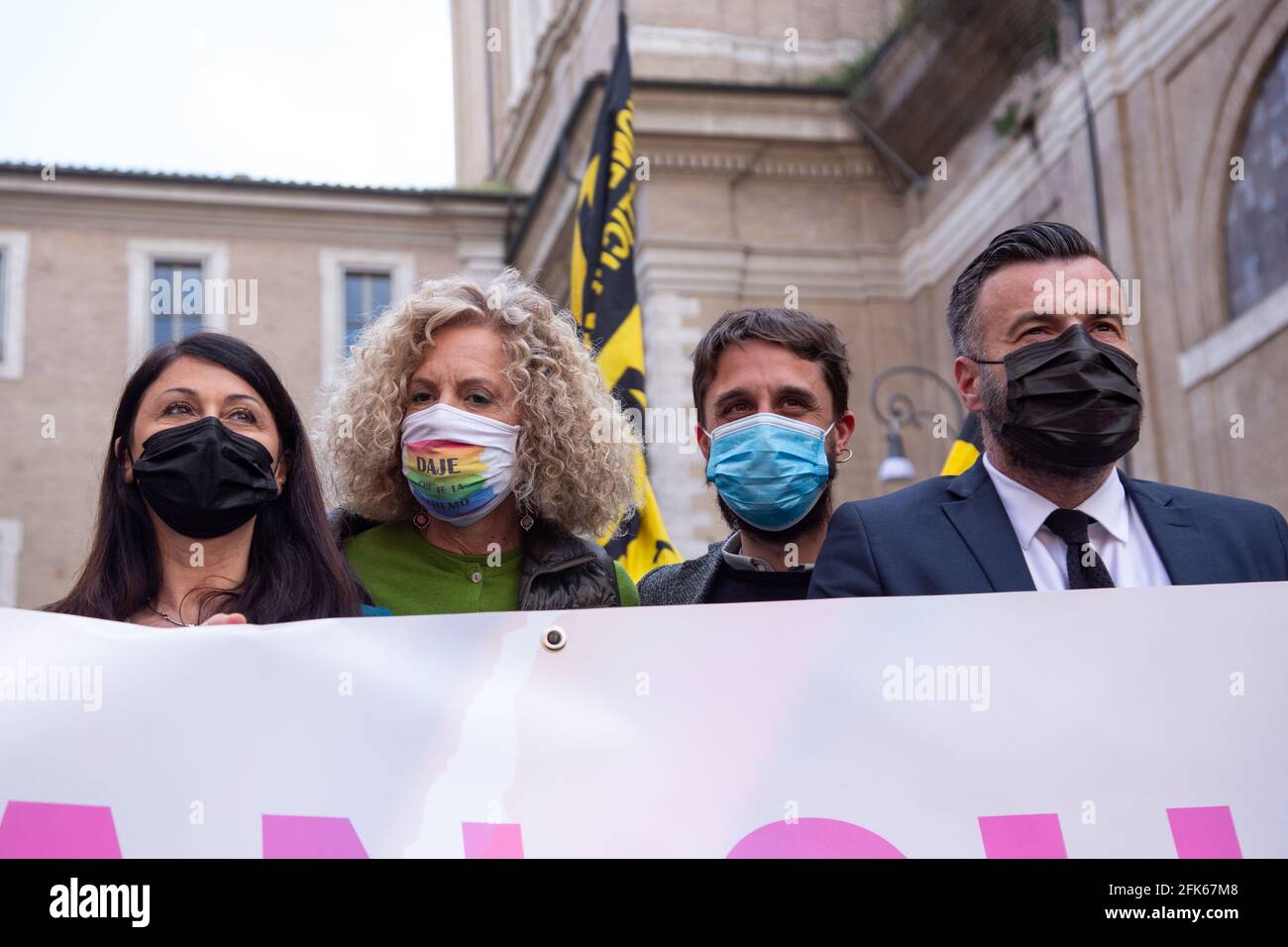 Rom, Italien. April 2021. Alessandra Maiorino, Senatorin der Cinquestelle-Bewegung, Monica Cirinnà, Senatorin der Demokratischen Partei, Amedeo Ciaccheri, Präsidentin der 8. Stadtverwaltung von Rom, und Alessandro Zan, Stellvertreter der Demokratischen Partei (Foto: Matteo Nardone/Pacific Press) Quelle: Pacific Press Media Production Corp./Alamy Live News Stockfoto