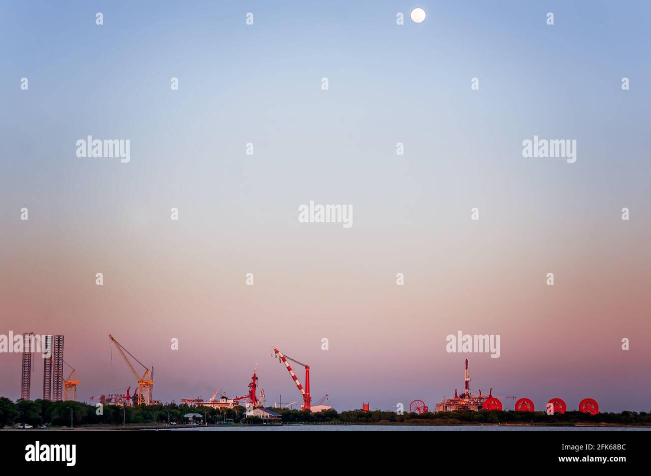 Der Mond steigt über Halter Marine and Offshore, einer Tochtergesellschaft von ST Engineering, am 25. April 2021 in Pascagoula, Mississippi. Stockfoto