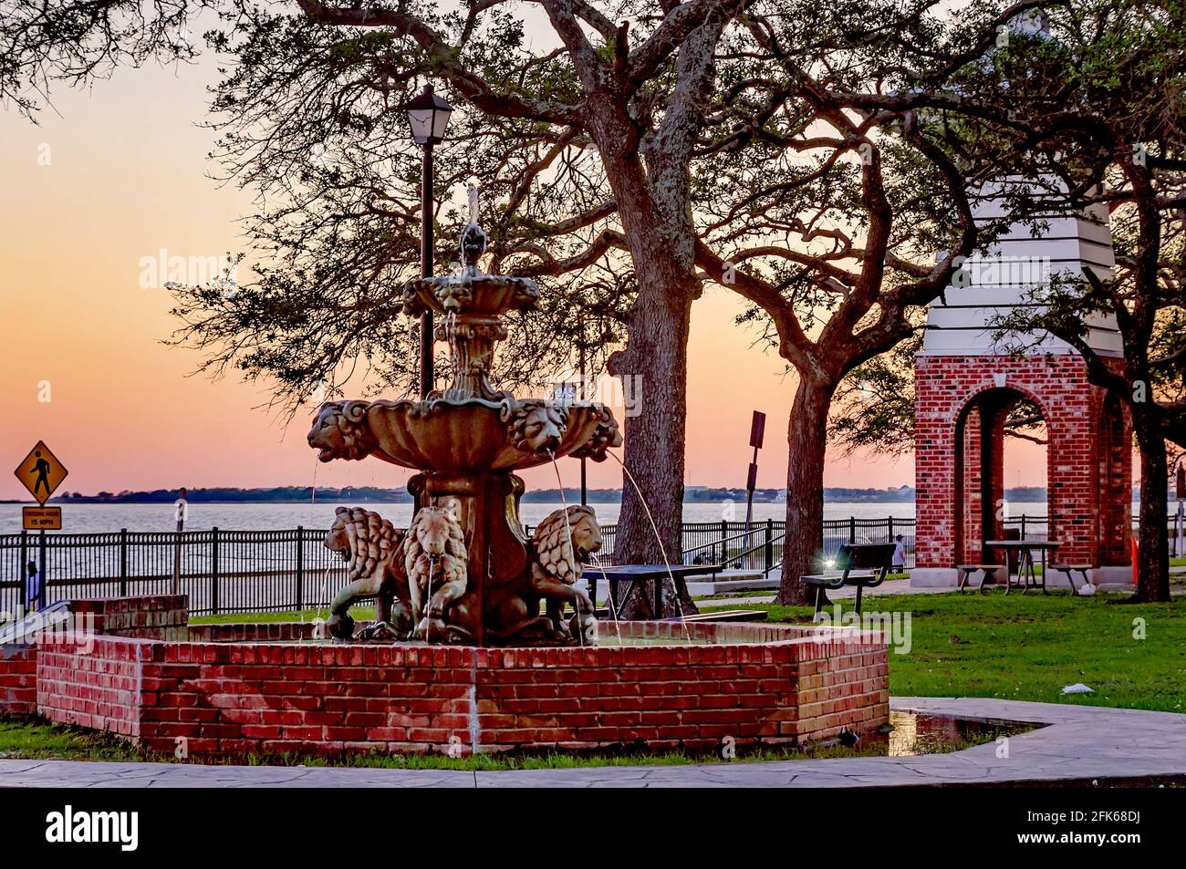Der Sharda Mangal Memorial Fountain ist bei Sonnenuntergang im Beach Park am 25. April 2021 in Pascagoula, Mississippi, abgebildet. Stockfoto
