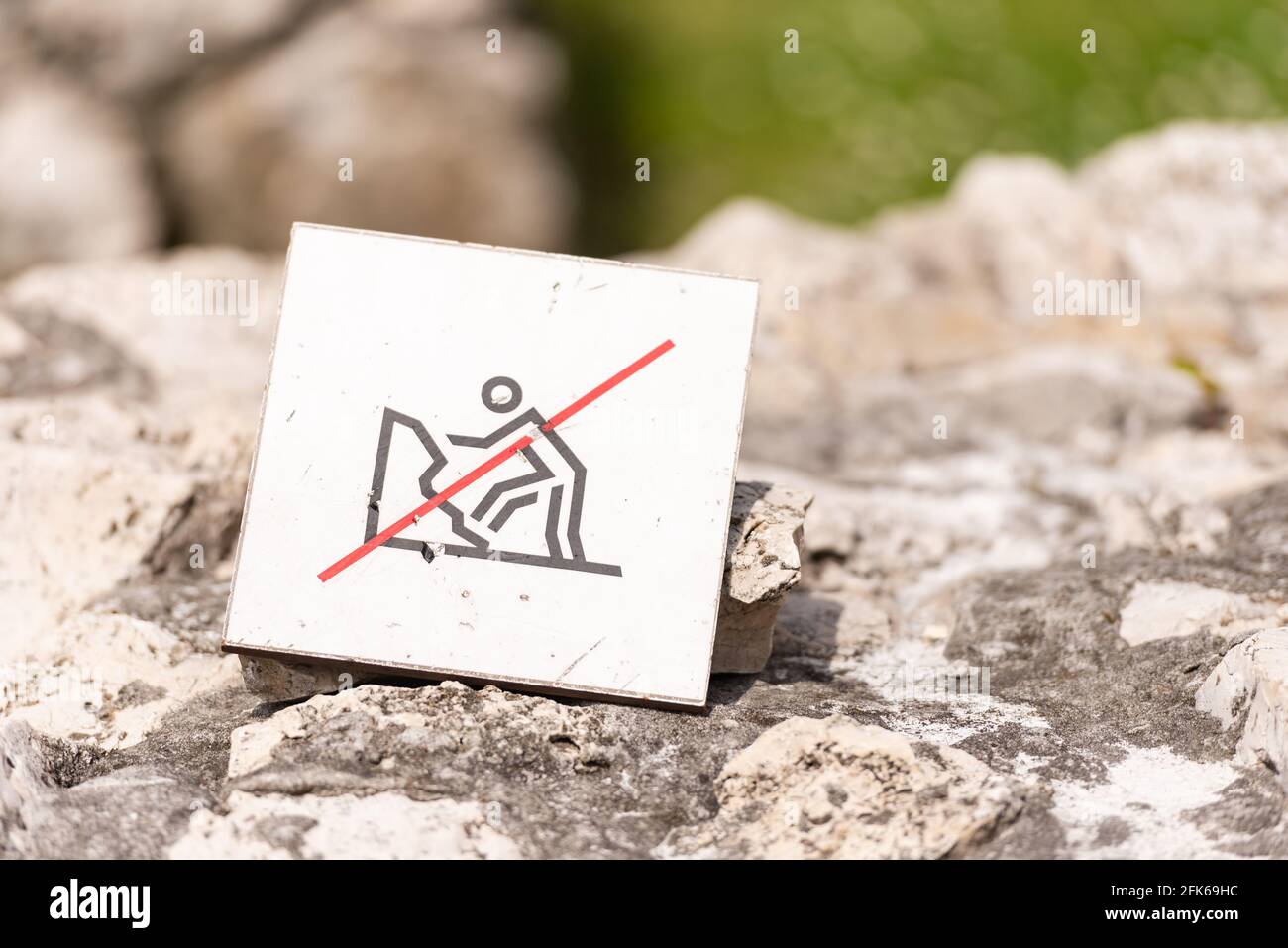 Ein Schild über das Verbot des Gehens an den Wänden. Man kann nicht durch archäologische Funde gehen. Stockfoto