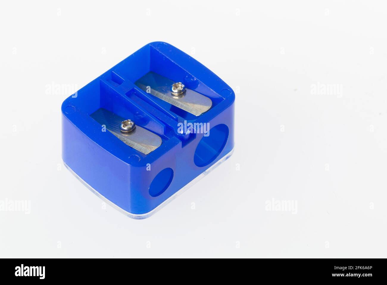 Doppelbleistiftspitzer, blau, auf weißem Hintergrund, Nahaufnahme Stockfoto
