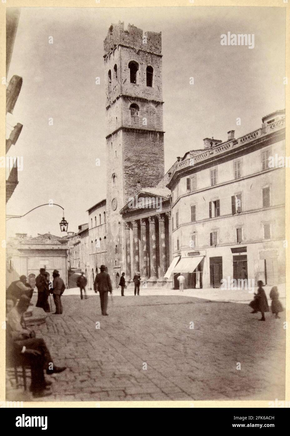 1886 Ca , ASSISI , UMBRIEN , ITALIEN : Blick auf den Tempel von Minerva . Im 16. Jahrhundert zur Kirche Santa Maria Sopra la Minerva umgebaut. Auf der Piazza del Comune, mit dem Torre del Popolo. Foto des amerikanischen Journalisten und Fotografen WILLIAM JAMES STILLMAN ( 1828 - 1901 ). - ITALIA - FOTO STORICHE - GESCHICHTE - GEOGRAFIA - GEOGRAPHIE - ARCHITETTURA - ARCHITETURE - ARCHEOLOGIA - ARCHÄOLOGIE - KIRCHE - CHIESA - RELIGIONE CATTOLICA - KATHOLISCHE RELIGION - ANTICA ROMA - ALTES ROM --- ARCHIVIO GBB Stockfoto