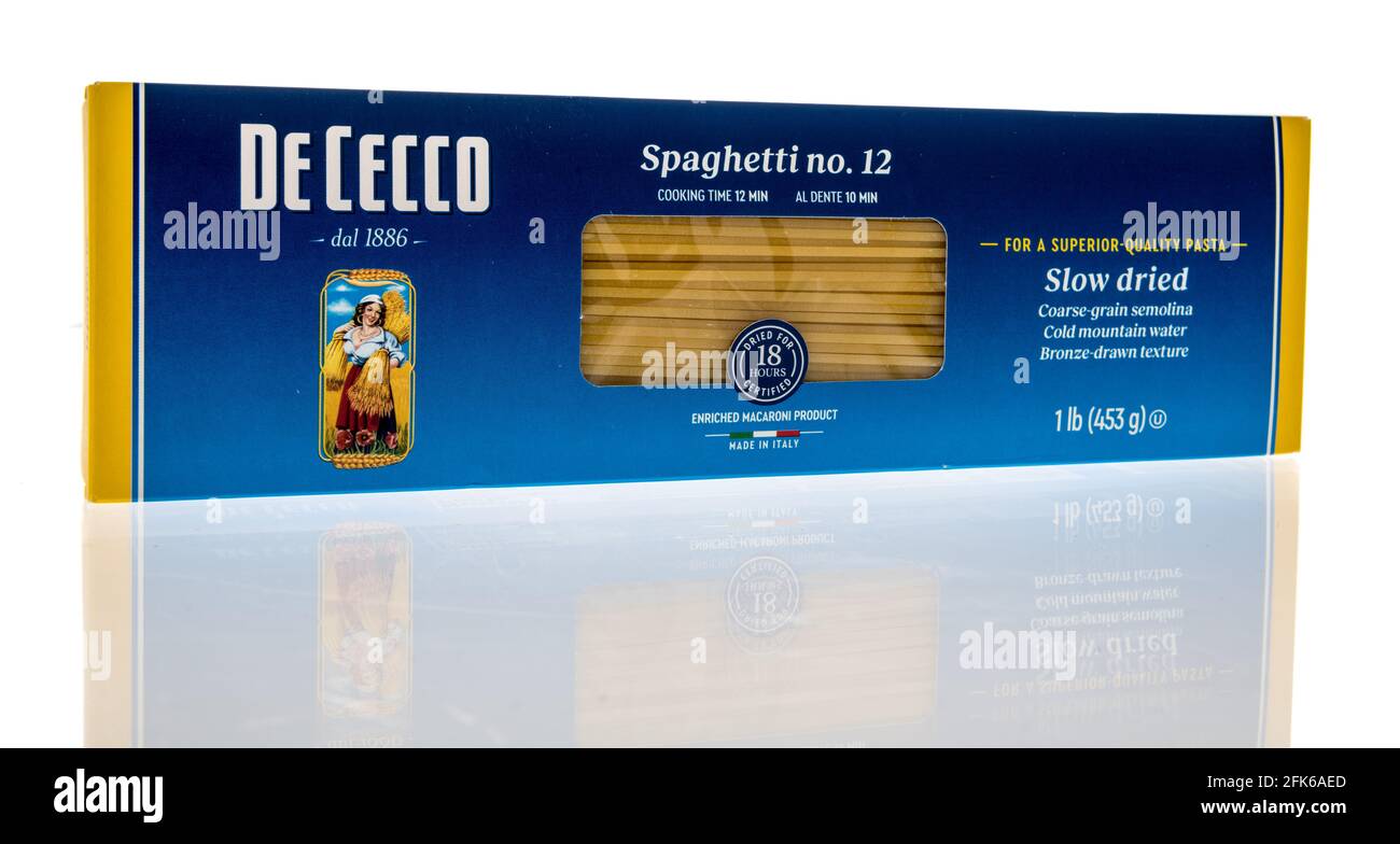 Winneconne, WI - 22. April 2021: Ein Paket von De Cecco Spaghetti auf einem isolierten Hintergrund Stockfoto
