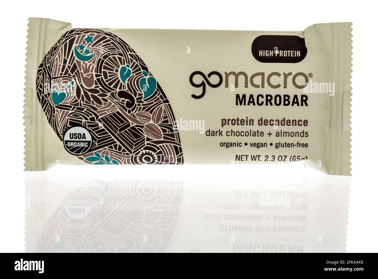 Winneconne, WI - 27 April 2021: Ein Paket von Go Macro Macrobar Protein Nutrition Bar auf einem isolierten Hintergrund Stockfoto