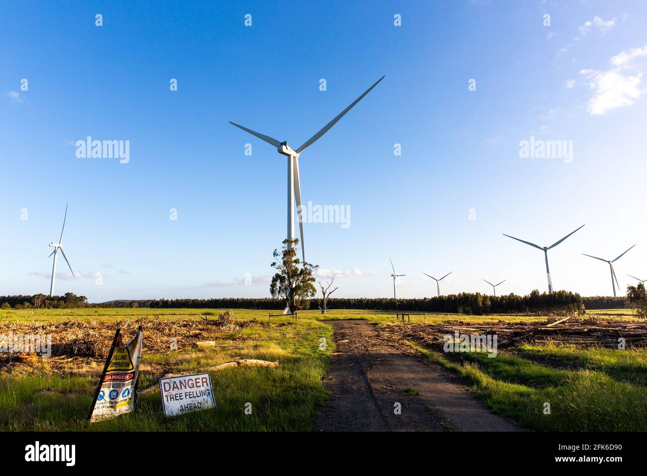 Baumfällerschild und Windturbinen im Windpark Lal Lal, Victoria, Australien Stockfoto