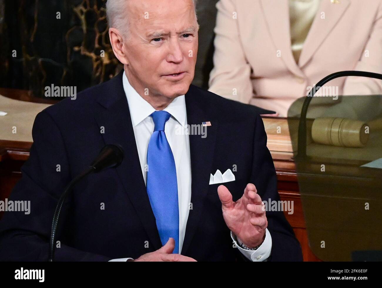 US-Präsident Joe Biden spricht am 28. April 2021 bei einer gemeinsamen Kongresssitzung im US-Kapitol in Washington, DC. Quelle: Jim Watson/Pool via CNP /MediaPunch Stockfoto