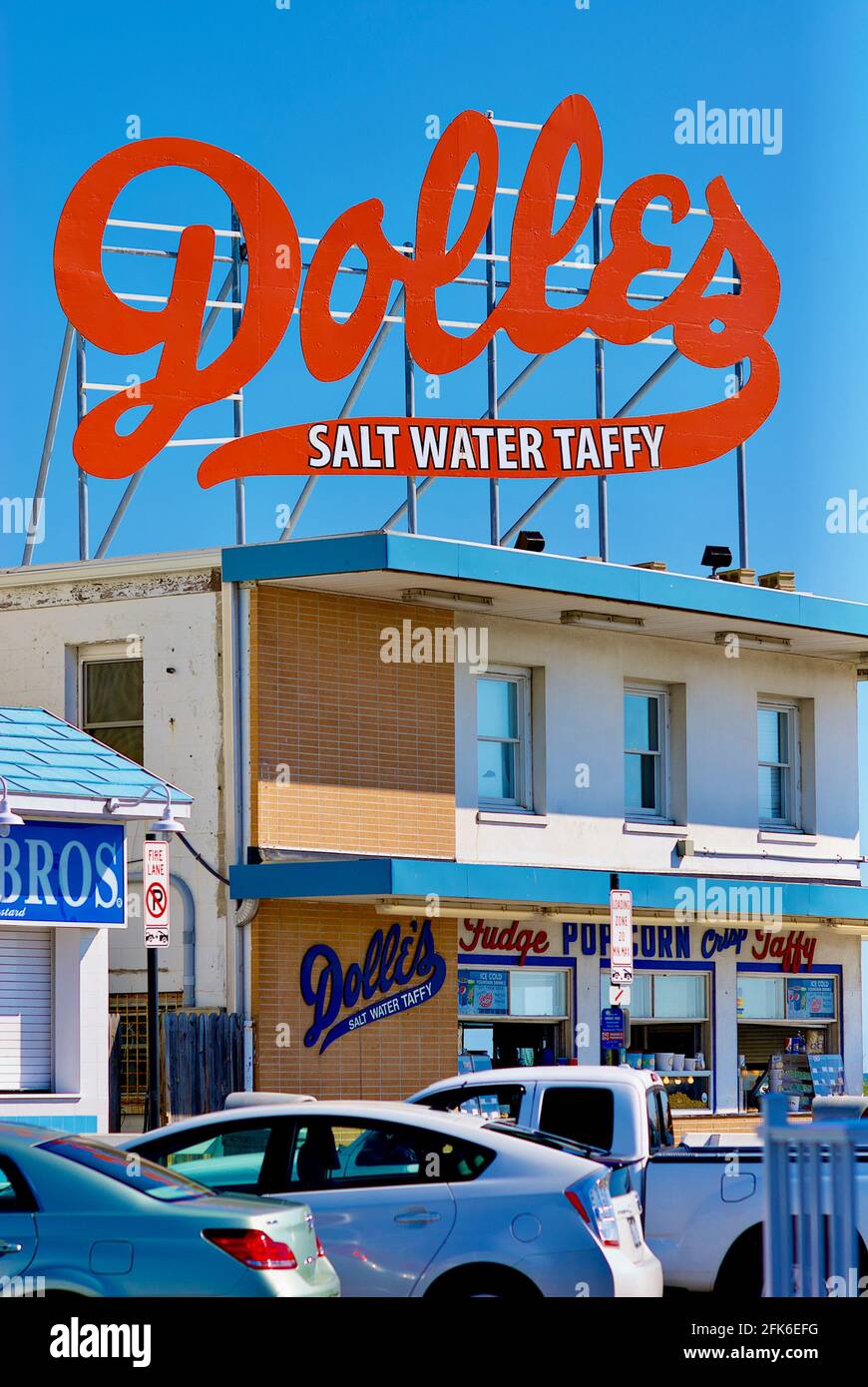 Rehoboth Beach, Delaware, USA - 17. September 2017: Der historische Dolles Salt Water Taffy Store und das Schild sind Wahrzeichen auf der Promenade von Rehoboth Beach. Stockfoto