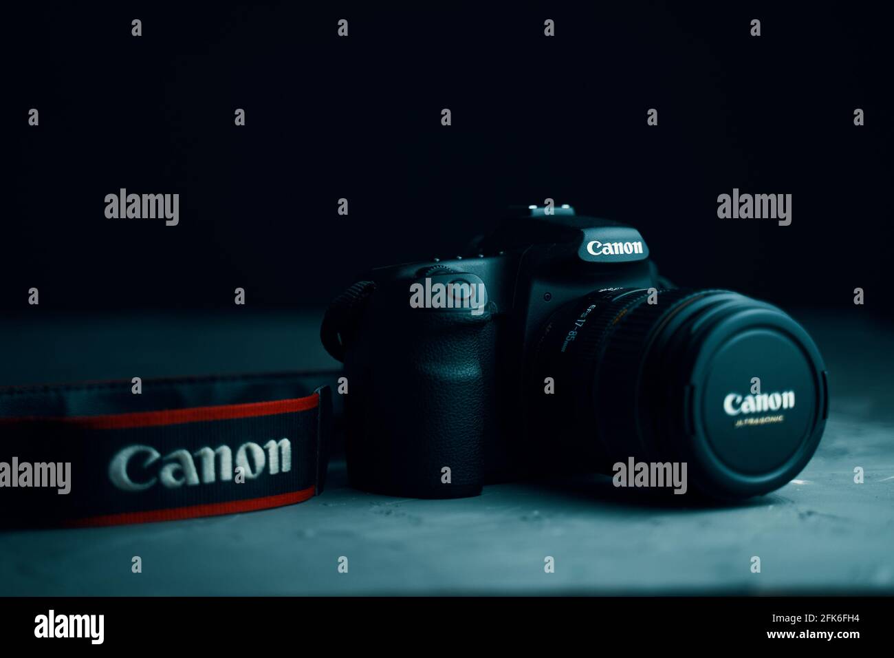 Canon Kamera mit Objektiv und Tragegurt auf dem Tisch. Bischkek, Kirgisistan - 17. Dezember 2019: Kamera. Stockfoto