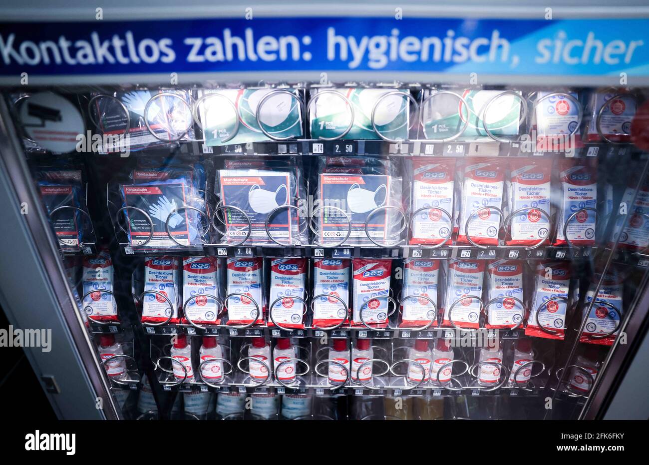 Drinks in vending machine germany -Fotos und -Bildmaterial in