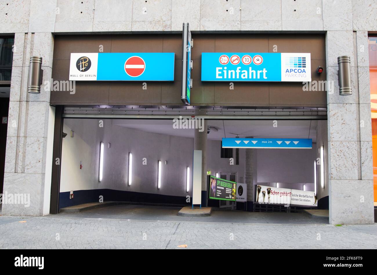 Berlin, Deutschland. April 2021. Die Einfahrt steht über dem Eingang zum Parkhaus der Mall of