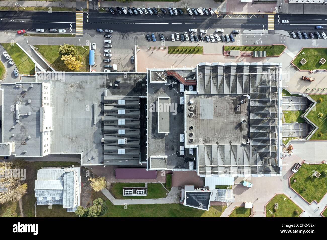 Schindeldach der Stadt Einkaufszentrum mit Lüftungssystemen und Außenbeleuchtung. Luftaufnahme von oben Stockfoto