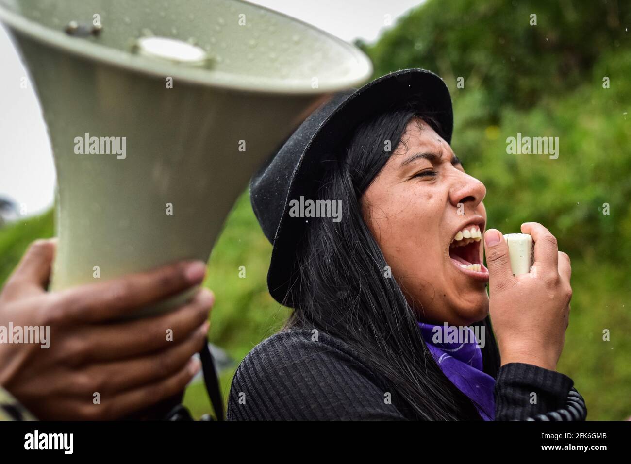 Ipiales, Narino, Kolumbien. April 2021. Demostatror schreit am 28. April 2021 durch das Megaphon über die Meinungsverschiedenartung der Steuerreform in Ipiales Quelle: Juan Camilo Erazo Caicedo/LongVisual/ZUMA Wire/Alamy Live News Stockfoto