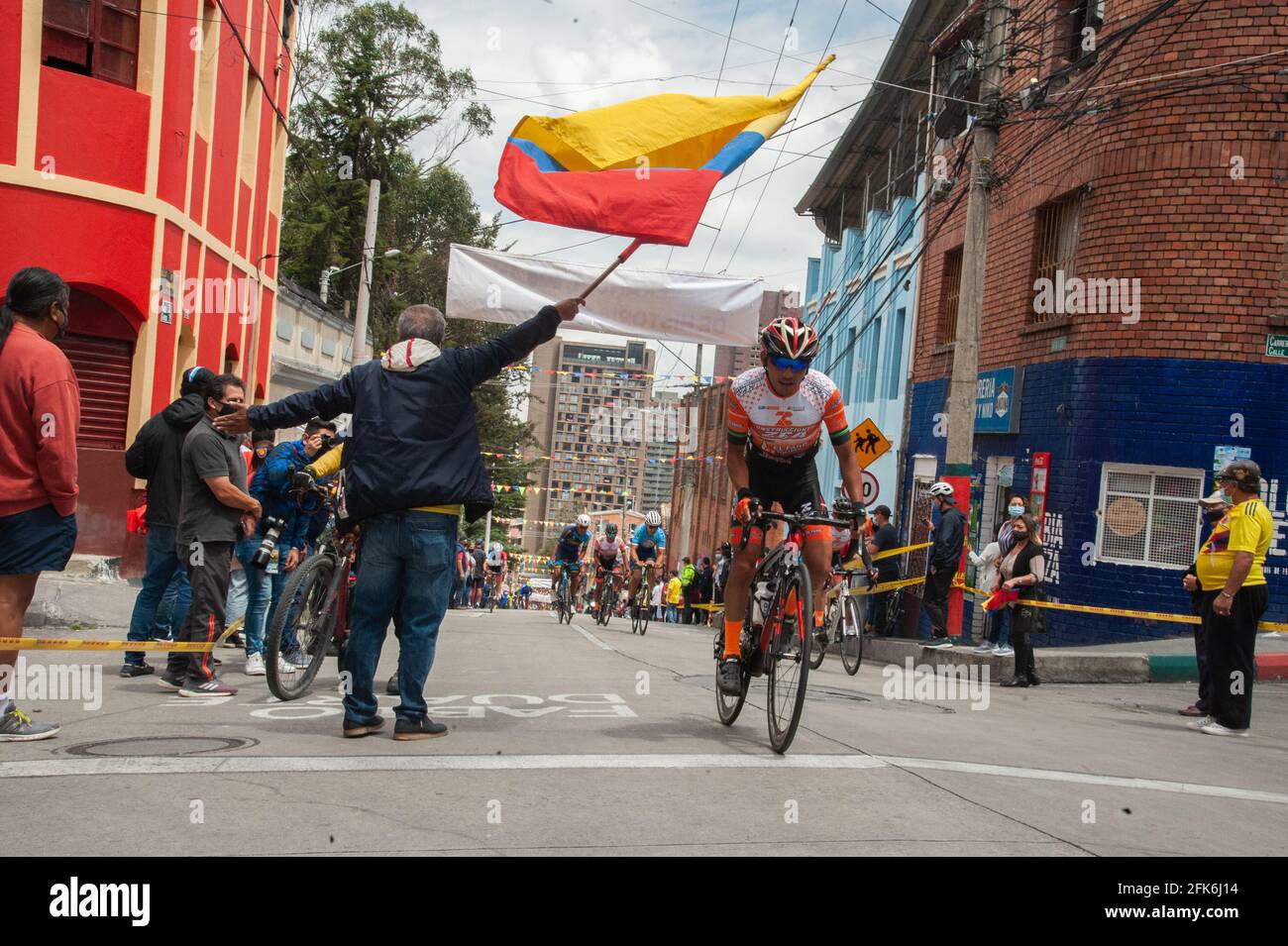 Ciclysten nehmen an der letzten Etappe der Ciclyng-Tour Vuelta a Colombia 2021 in den Straßen von Bogota Teil, wo die Teilnehmer während der 1 Stockfoto