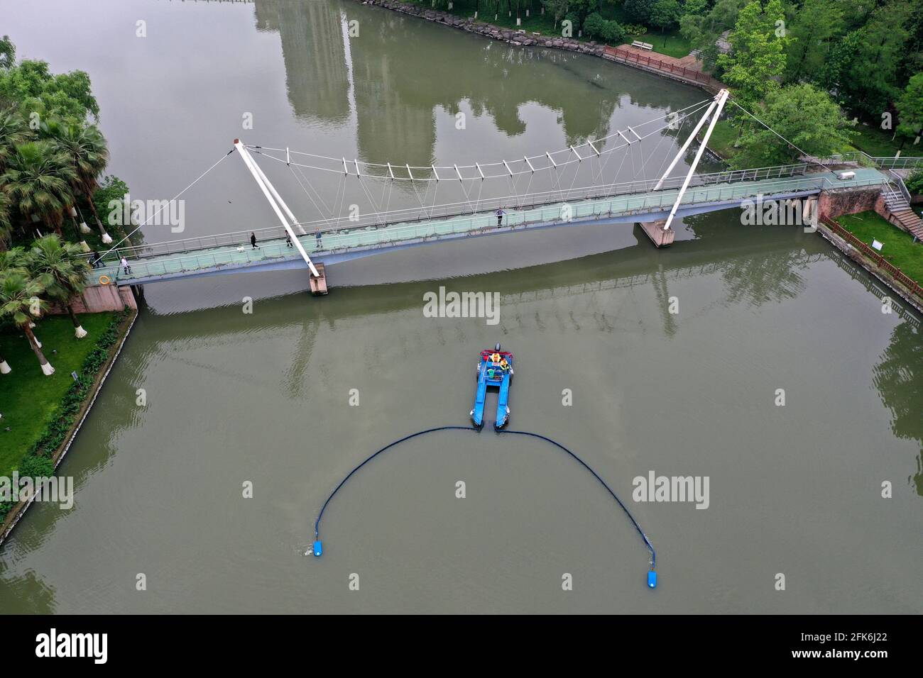 Wenzhou, China. April 2021. Das neue, energieeffiziente Reinigungsschiff für schwimmende Objekte schwimmt am 28. April 2021 in Wenzhou, Zhejiang, China, wieder auf der Flotage.(Foto: TPG/cnsphotos) Quelle: TopPhoto/Alamy Live News Stockfoto