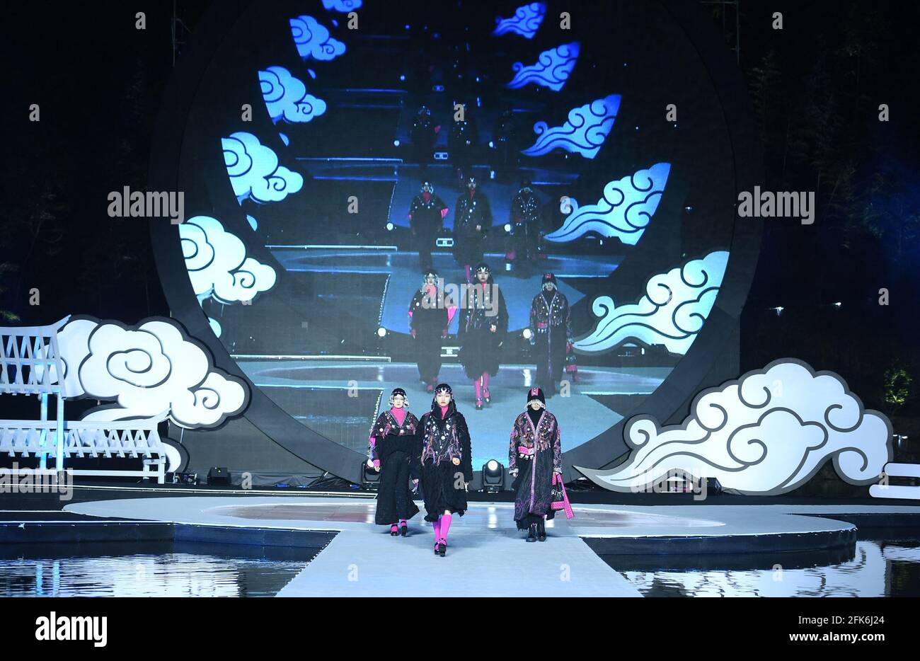 Hangzhou, China. April 2021. Am 29. April 2021 findet in Hangzhou, Zhejiang, China, die 3. Ausstellung ethnischer Kostümdesigns statt.(Foto: TPG/cnsphotos) Quelle: TopPhoto/Alamy Live News Stockfoto