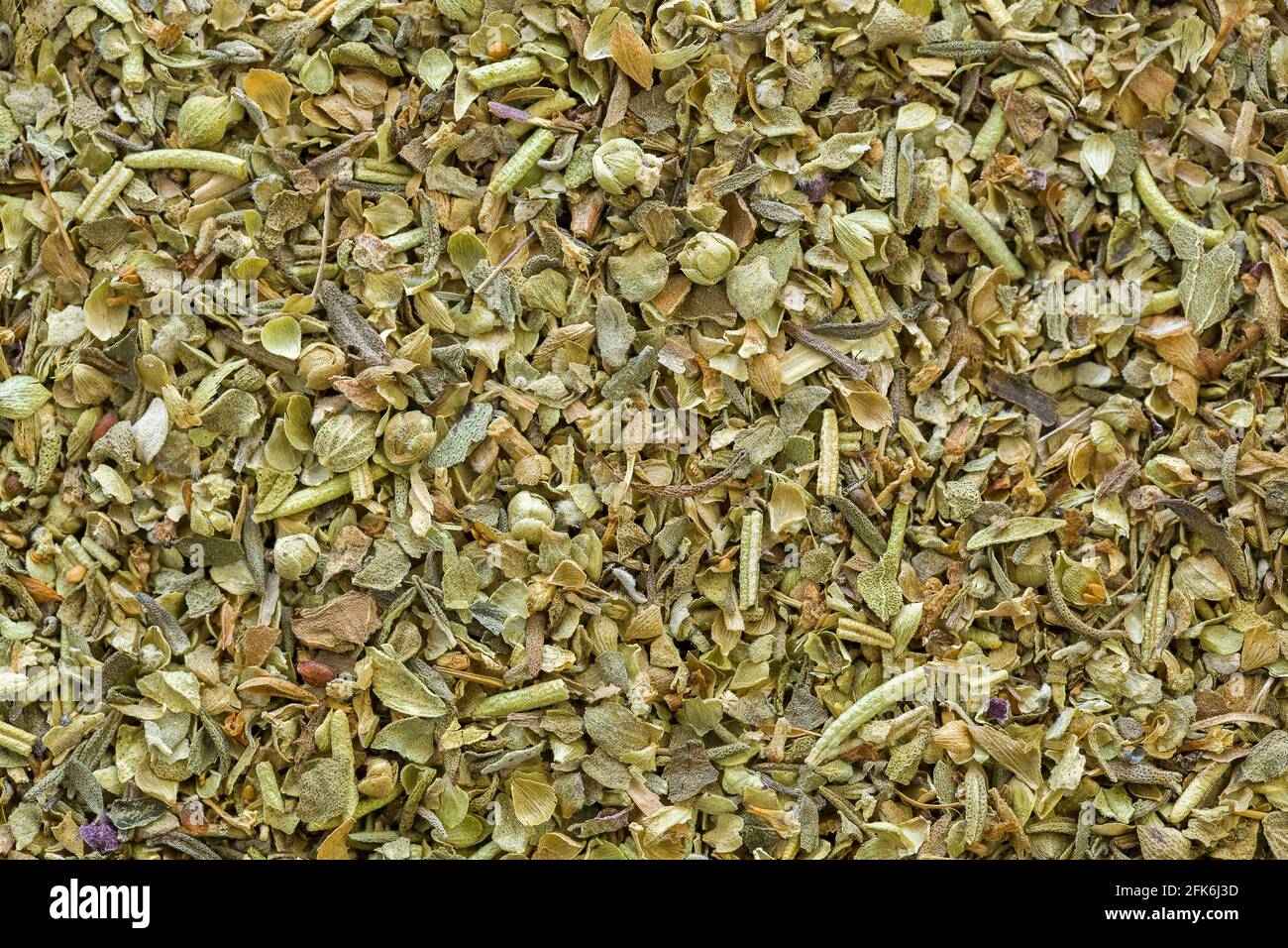 Nahaufnahme Textur der getrockneten Mischung italienische Gewürzmischung. Gewürze bestehen aus Basilikum, Oregano, Rosmarin, Thymian, Salbei, Koriander als Hauptbestandteile zum Würzen Stockfoto
