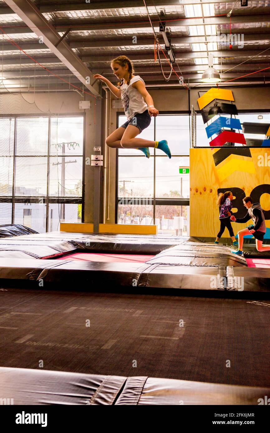 Kinder genießen Trampoline im Bounce Stockfoto