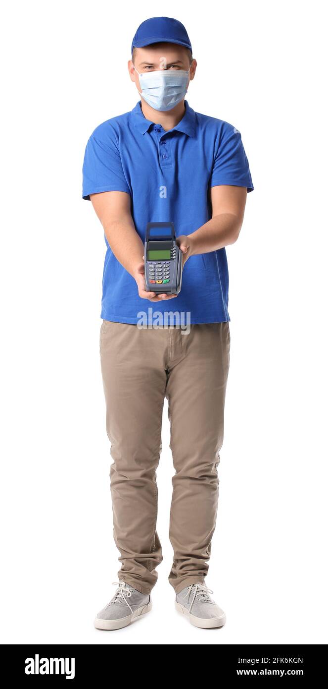 Kurier mit Zahlungsterminal auf weißem Hintergrund Stockfoto
