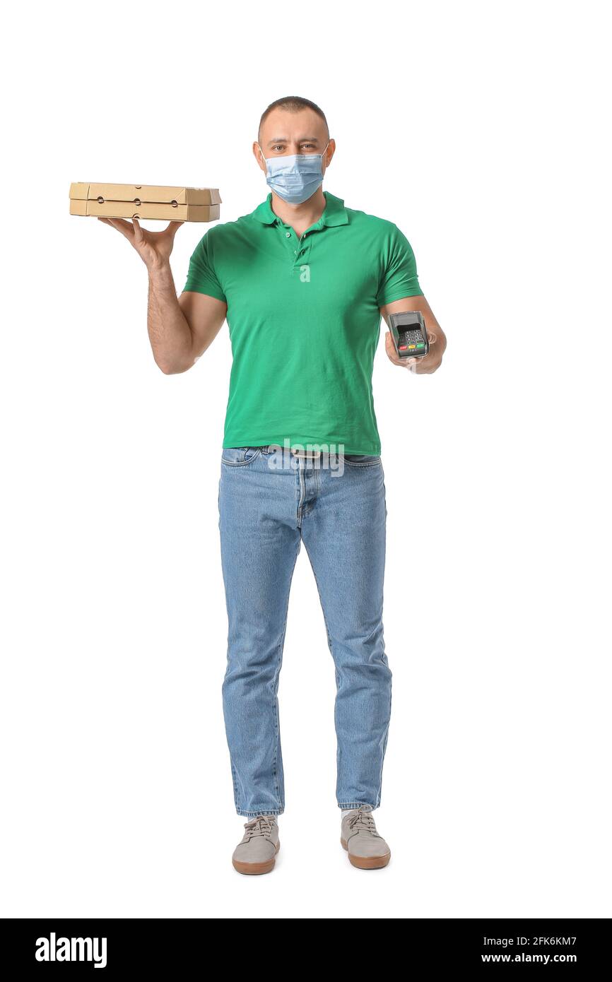 Kurier der Lebensmittelzustellung mit Zahlungsterminal auf weiß Hintergrund Stockfoto